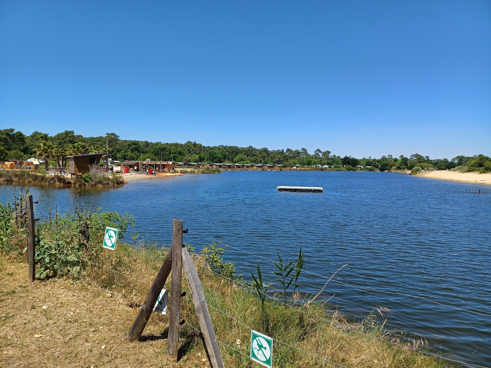 Foto di Plage Les Viviers Beach - luogo popolare tra gli intenditori del relax