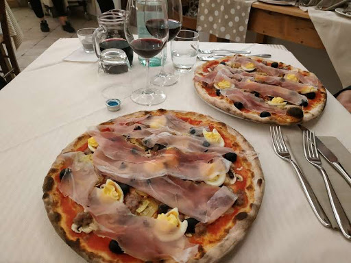 Ristorante - Pizzeria La Tana degli Amici in Cartoceto, Provincia di Pesaro e Urbino