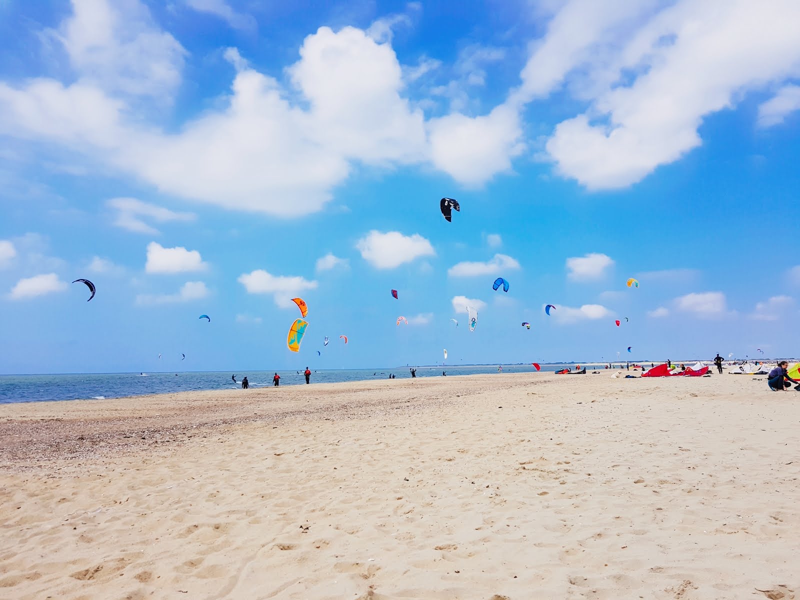 Valokuva Strand bij Ouddorpista. sisältäen tilavat monen lahden