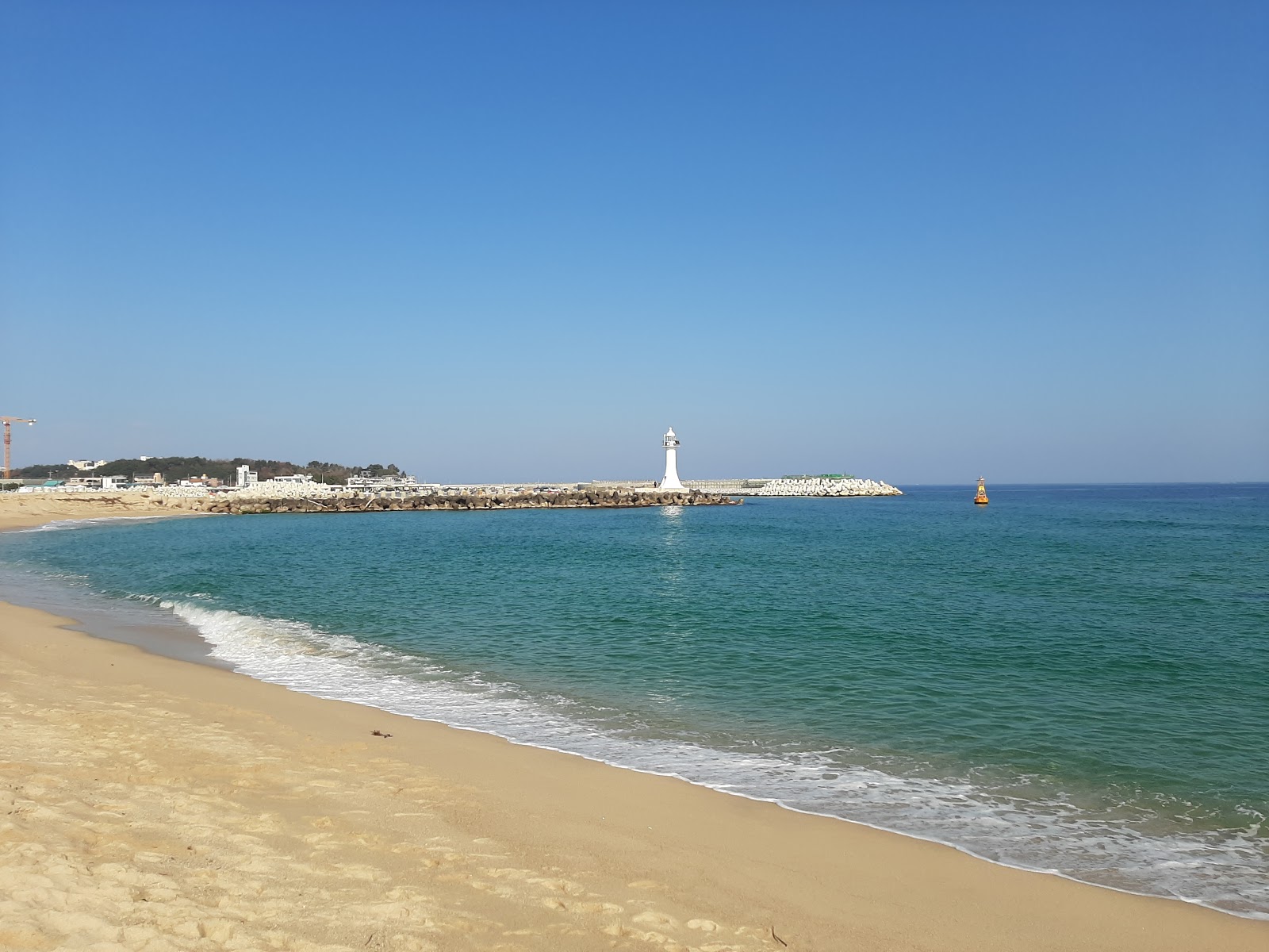 Sacheon Beach的照片 带有明亮的沙子表面