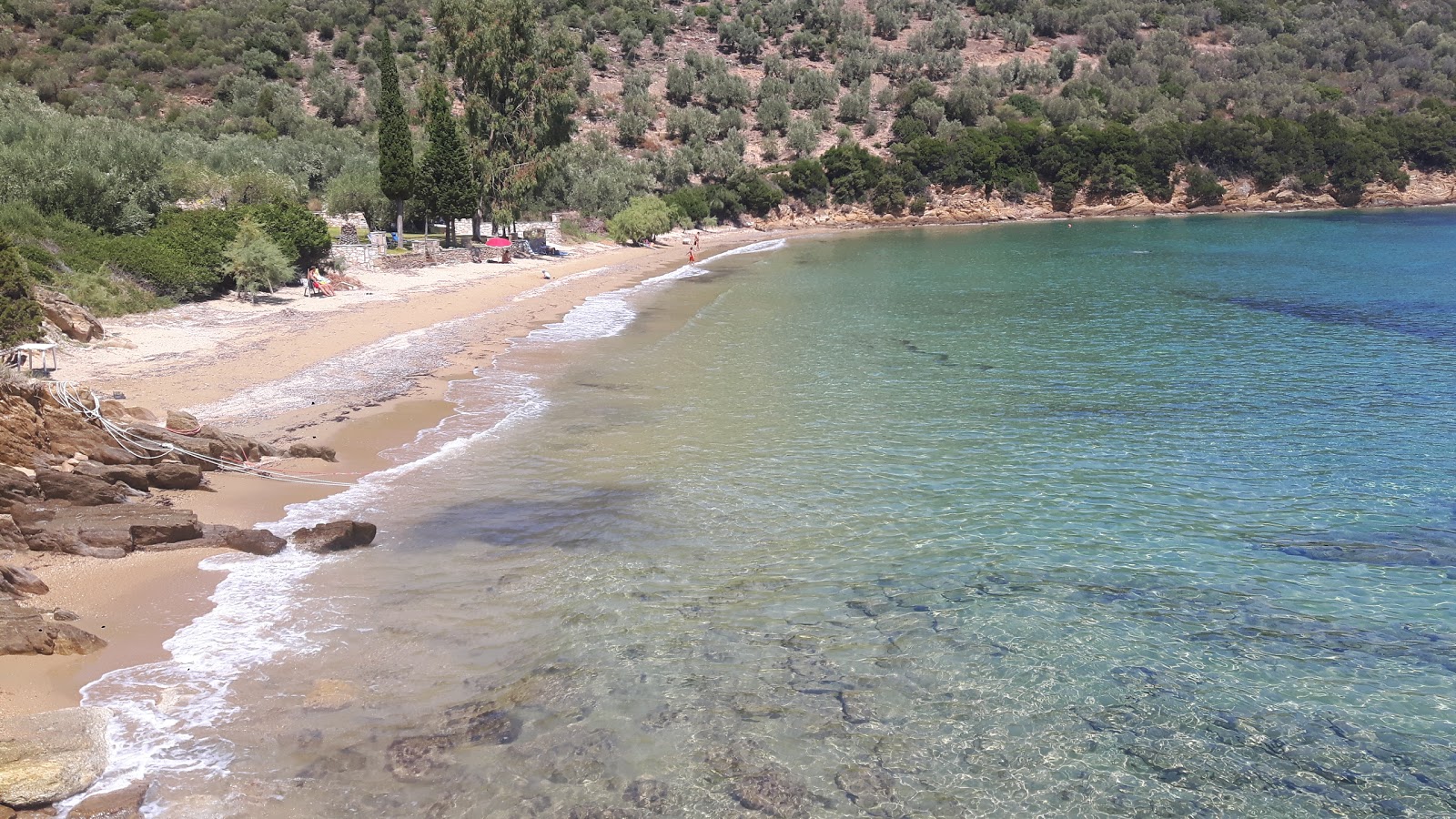 Foto av Thick sand beach med beige sand yta
