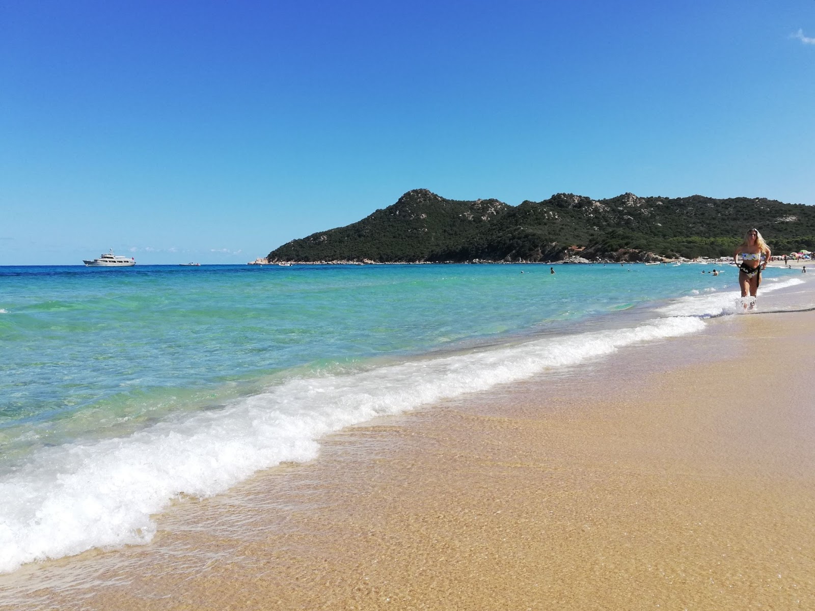 Cala Sinzias Beach'in fotoğrafı - rahatlamayı sevenler arasında popüler bir yer