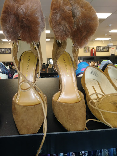 Used Clothing Store «Clothes Mentor», reviews and photos, 5911 Poyner Village Pkwy, Raleigh, NC 27616, USA