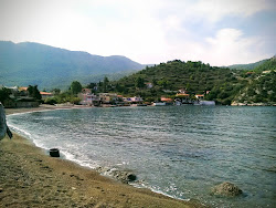 Foto von Agios Sotira beach und die siedlung