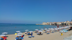 Foto von Cefalu Strand und die siedlung