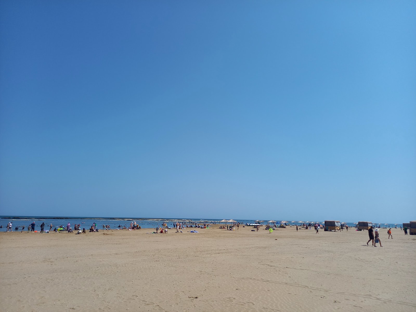 Foto van Kassiopeya Beach ondersteund door kliffen