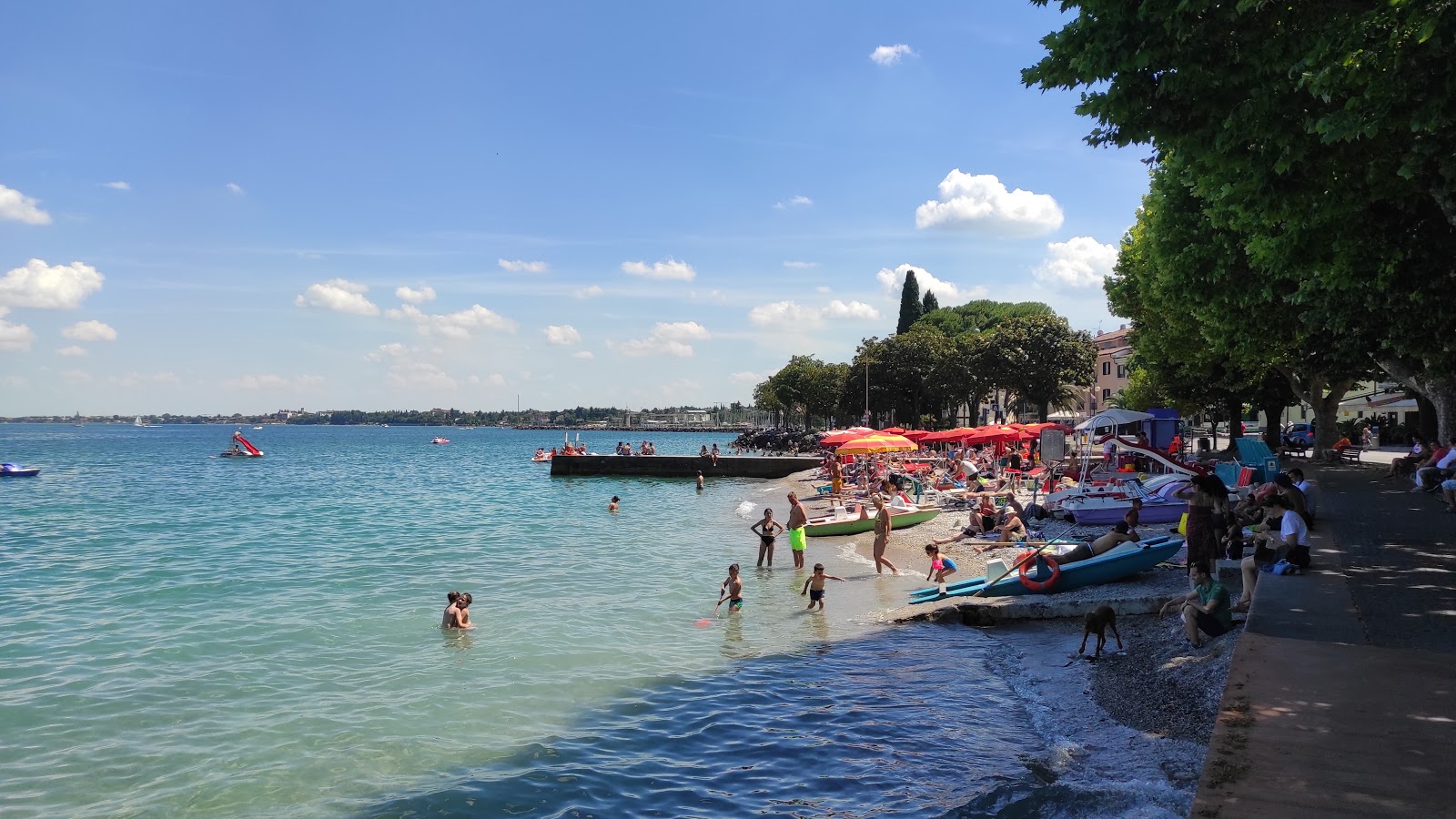 Fotografie cu Feltrinelli Beach zonele de facilități