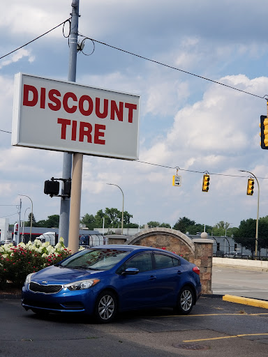 Tire Shop «Discount Tire Store - Center Line, MI», reviews and photos, 26805 Van Dyke, Center Line, MI 48015, USA
