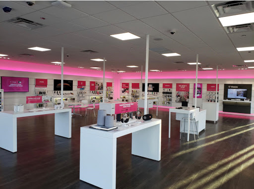Cell Phone Store «T-Mobile», reviews and photos, 275 Parkway Dr #613, Lincolnshire, IL 60069, USA