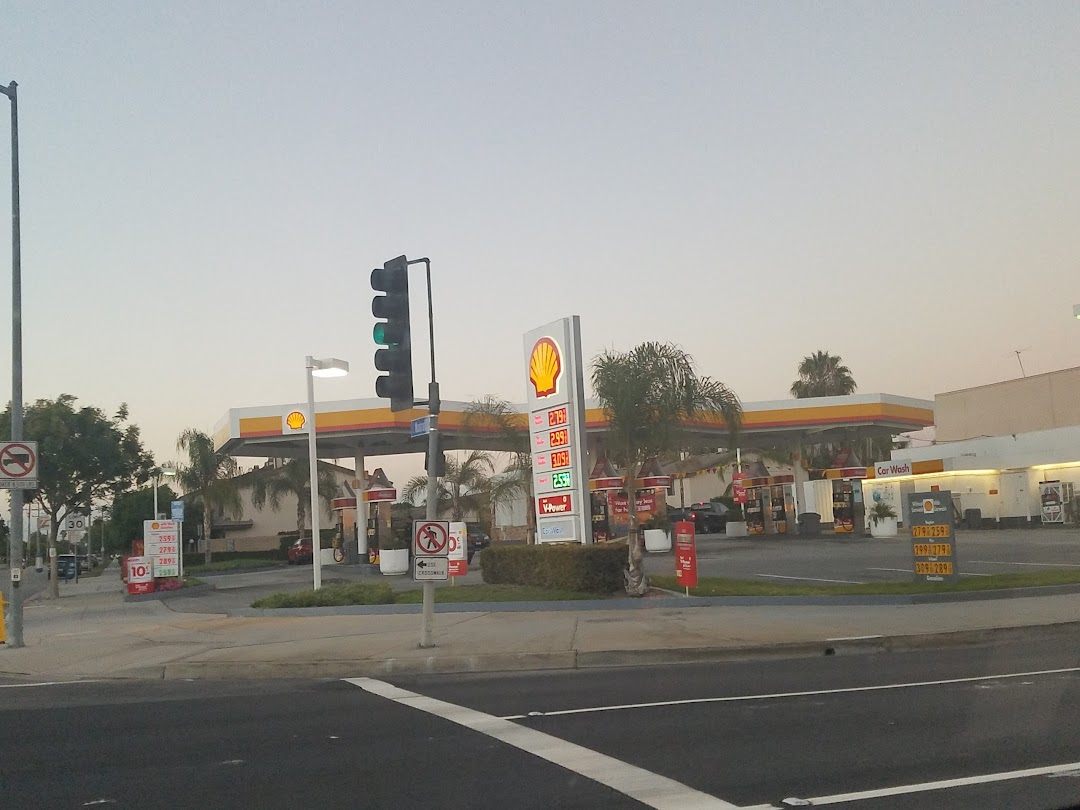 Downey Shell Gas and Carwash in the city Downey