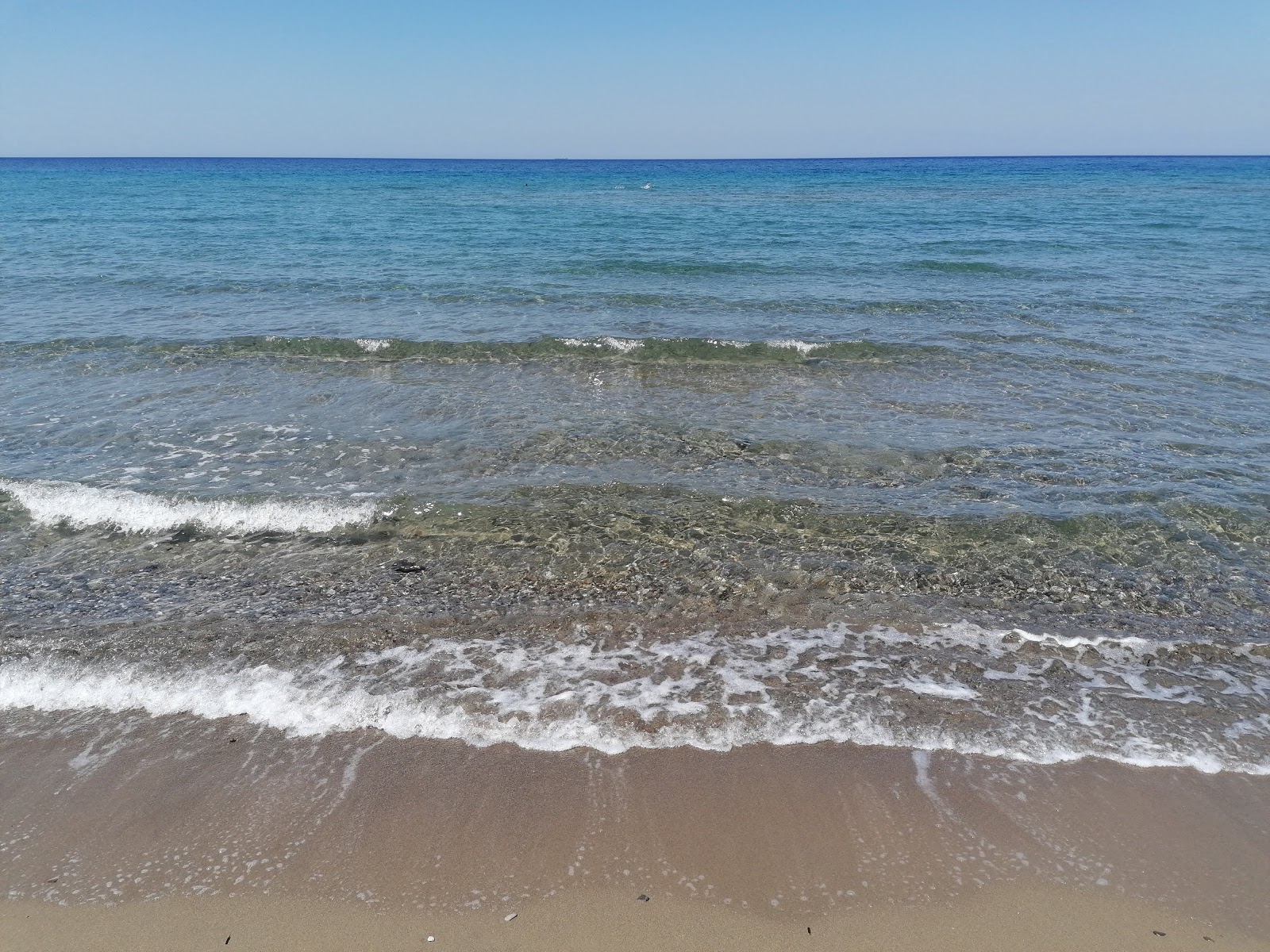 Foto di Akliman beach - luogo popolare tra gli intenditori del relax