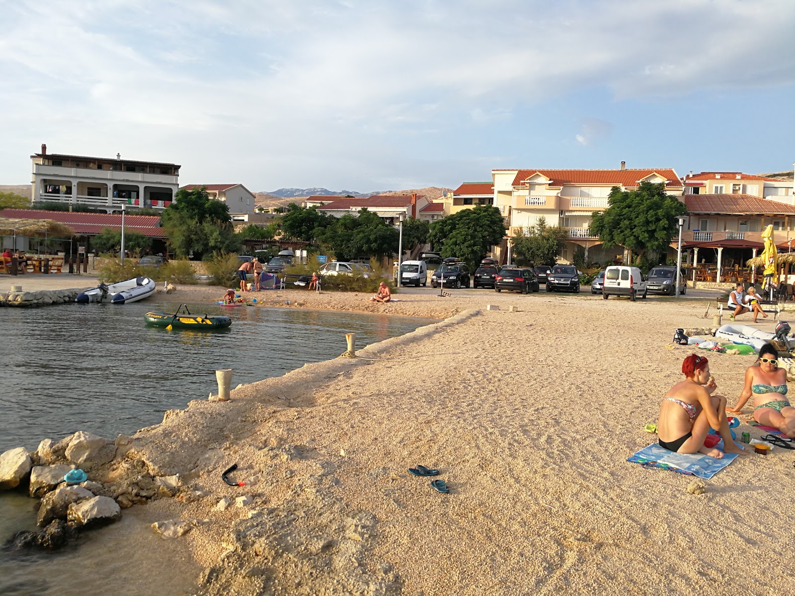 Foto von Kustici beach mit kleine, beiger kiesel Oberfläche