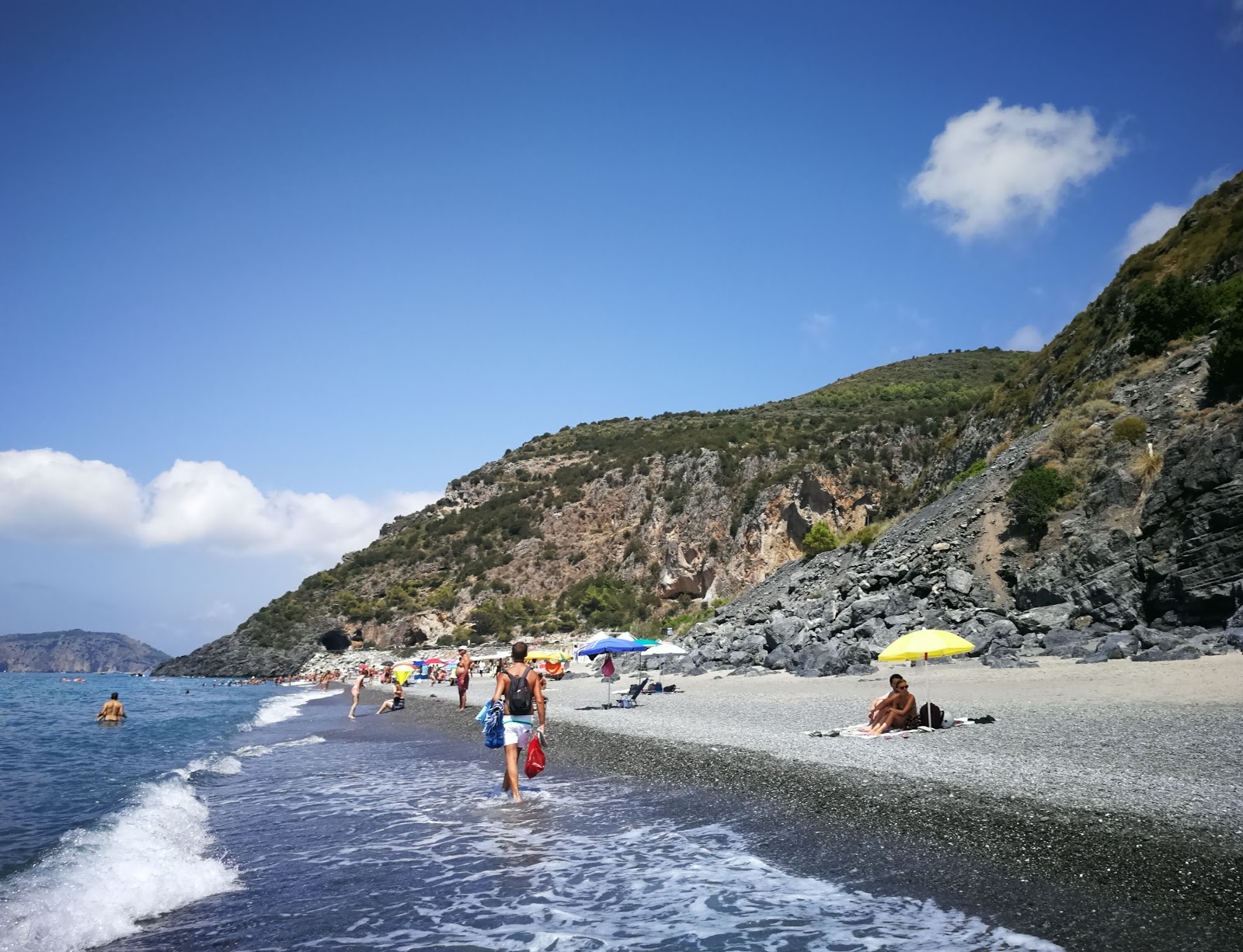 Spiaggia del Troncone'in fotoğrafı kahverengi kum yüzey ile
