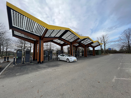 Borne de recharge de véhicules électriques Fastned Station de recharge Vémars