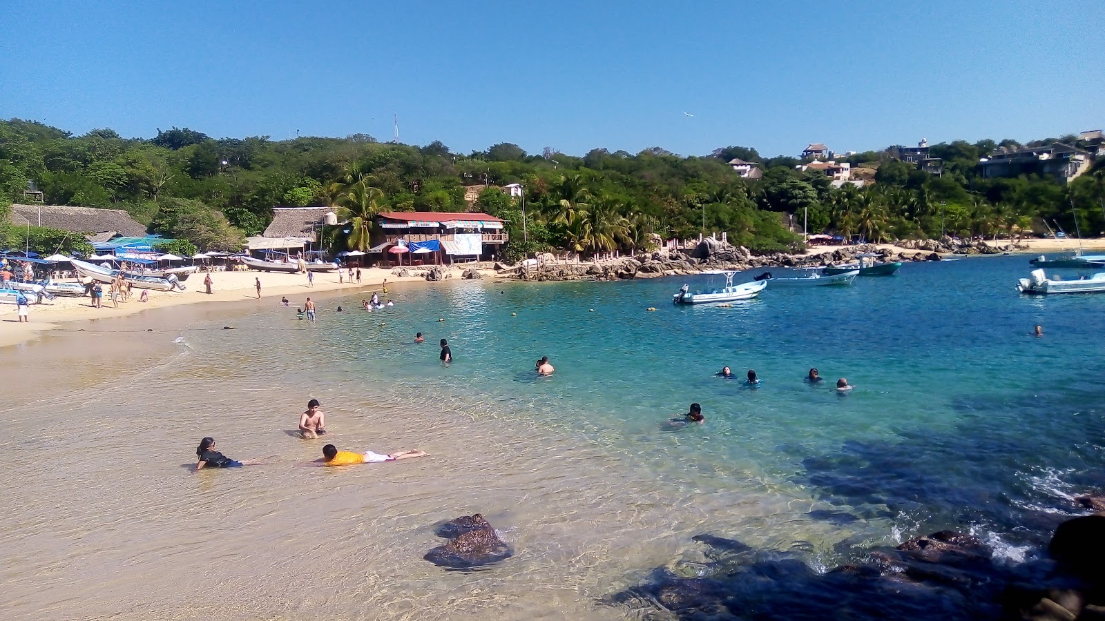 Photo de Playa Manzanillo entouré de montagnes