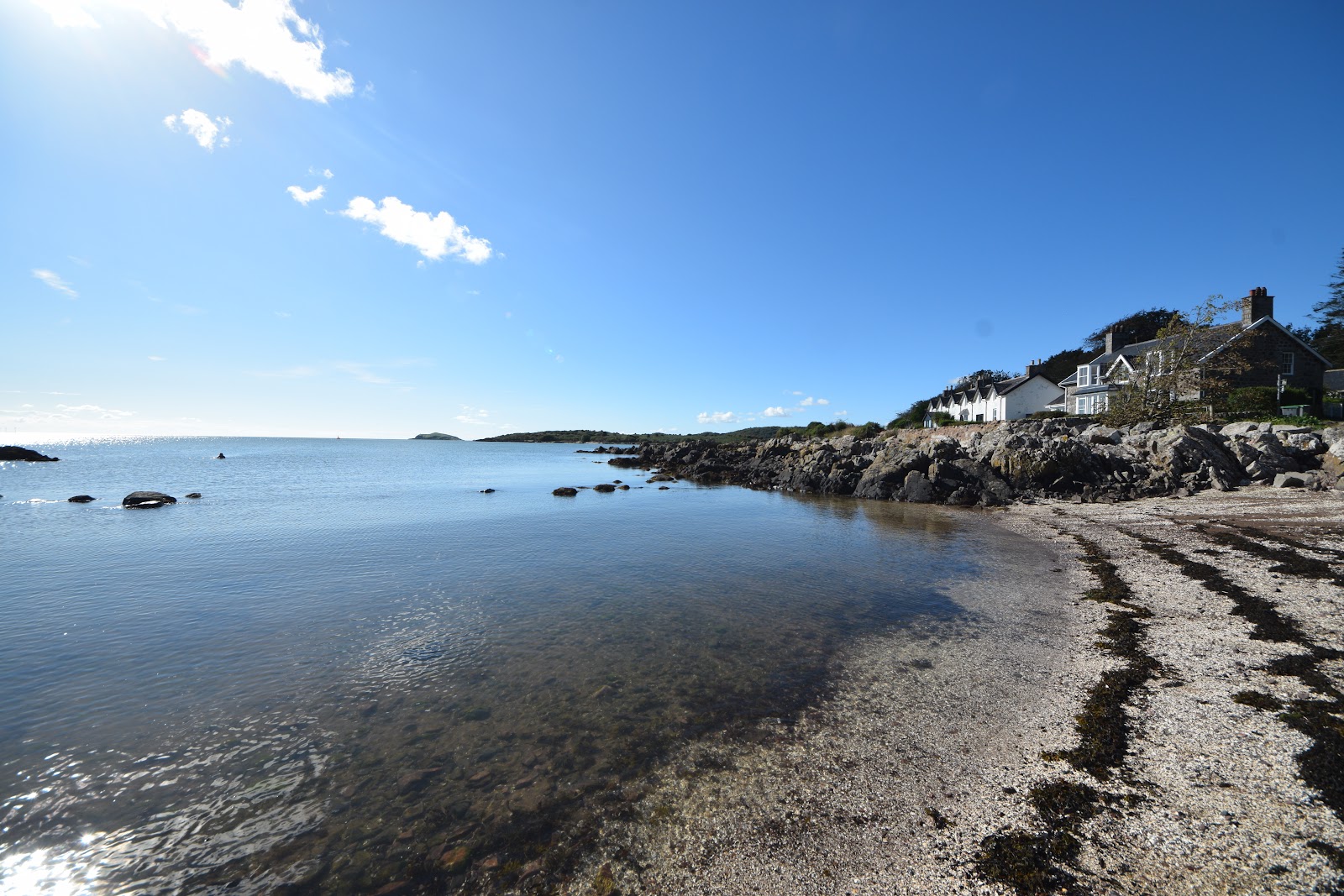 Fotografie cu Rockcliffe Beach - locul popular printre cunoscătorii de relaxare