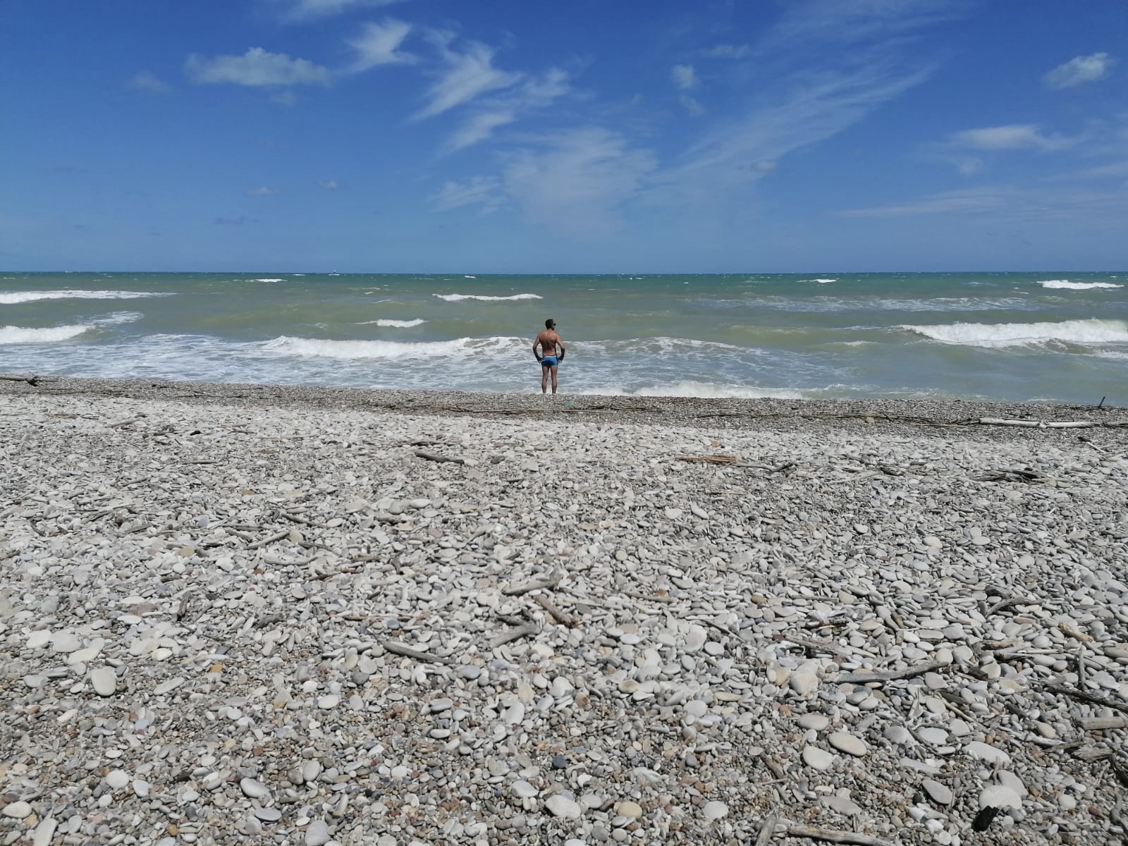 Spiaggia di Punta Aderci'in fotoğrafı dağlarla çevrili