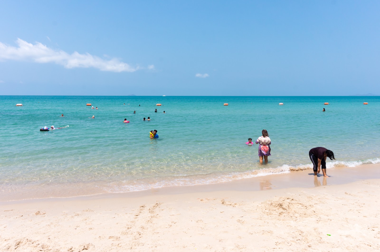 Photo de Plage de Sai Kaew avec l'eau cristalline de surface