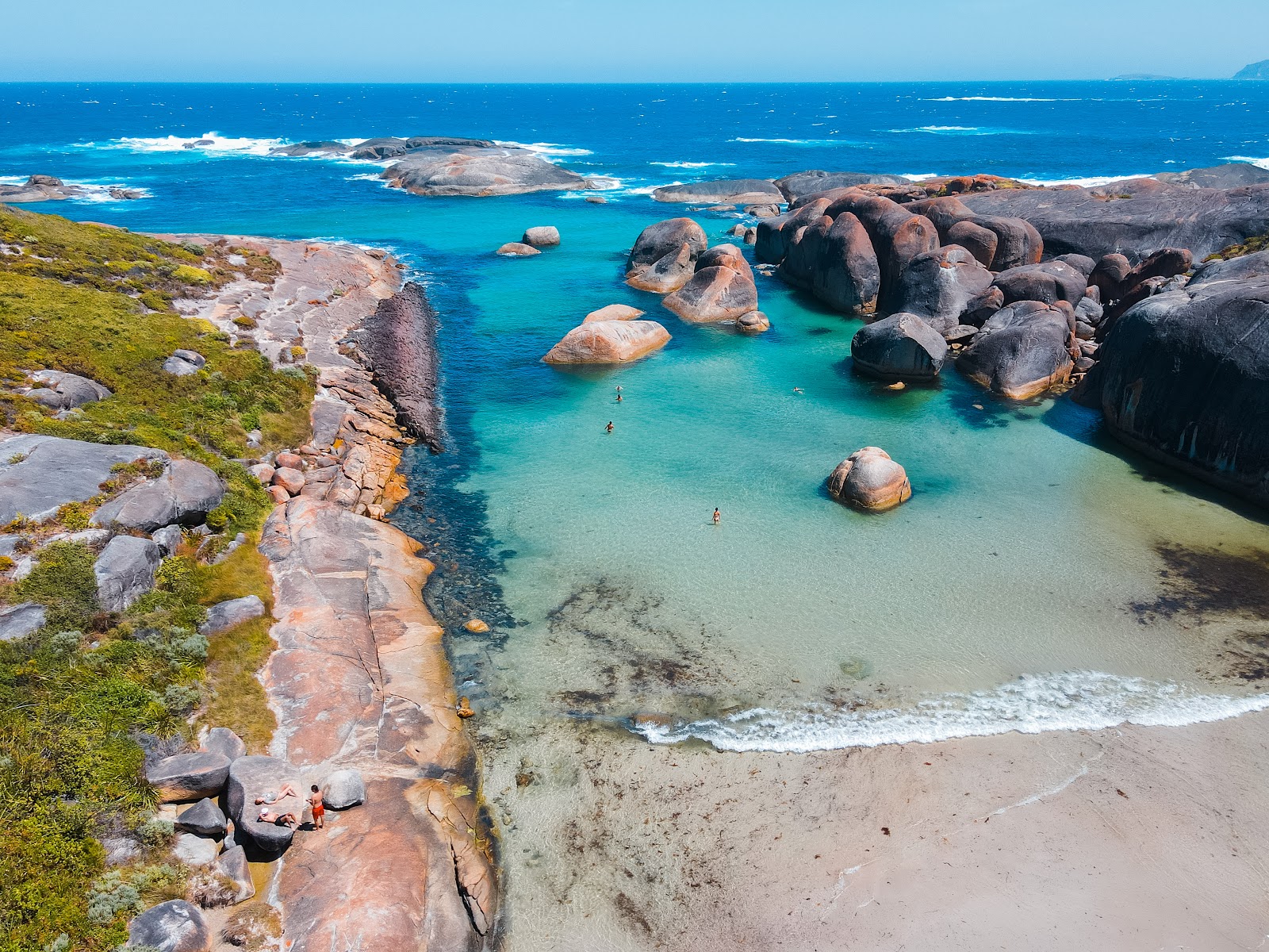 Elephant Rocks Beach的照片 带有蓝色纯水表面