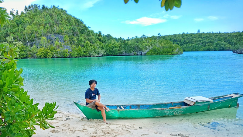 Pantai pasir putih dobu-dobu