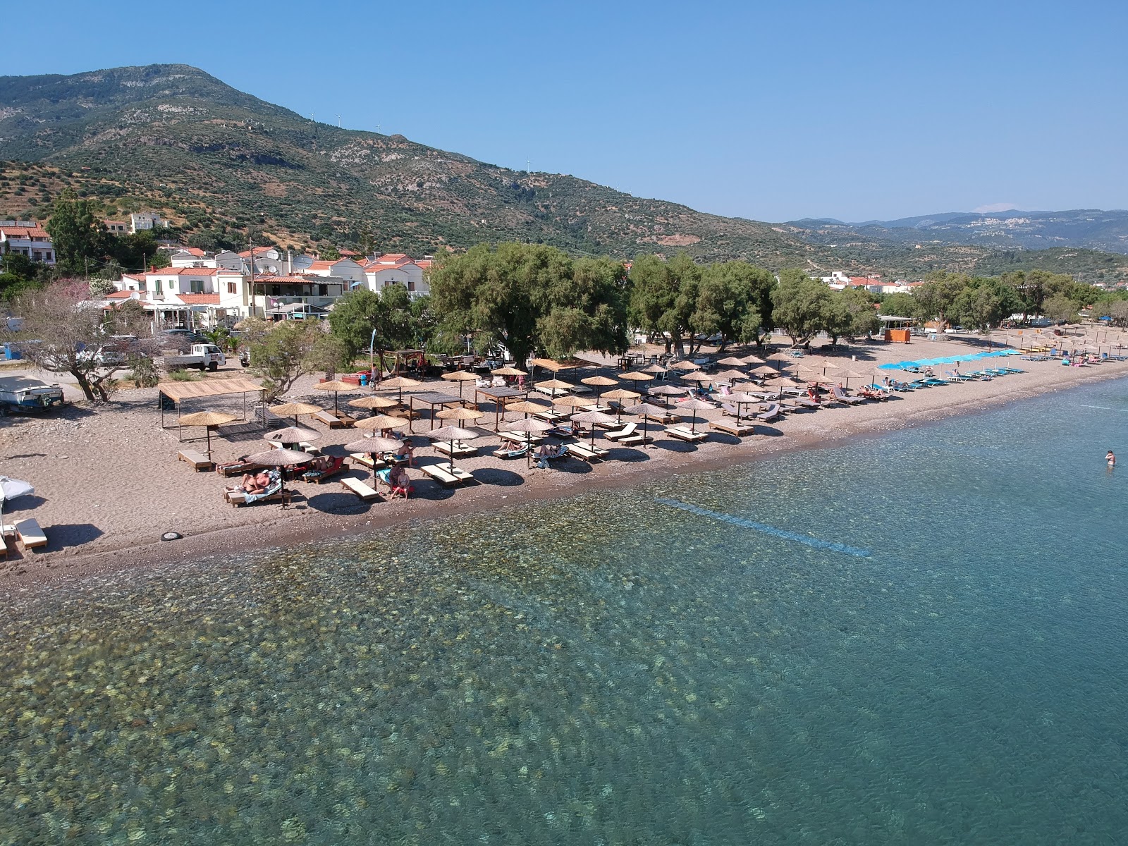Foto van Votsalakia beach met zwart zand en kiezels oppervlakte