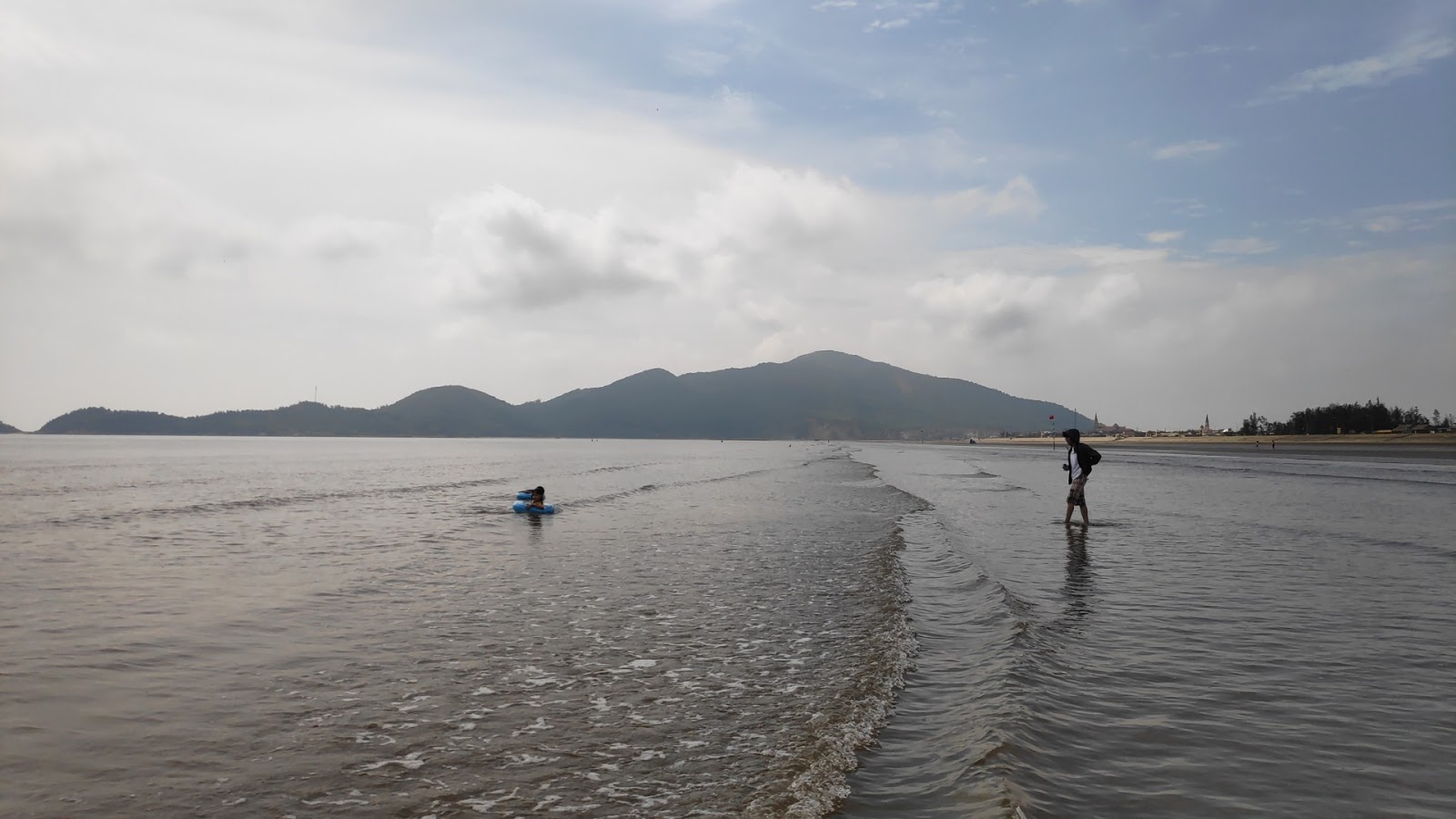 Foto di Sea Xuan Hai con una superficie del acqua turchese