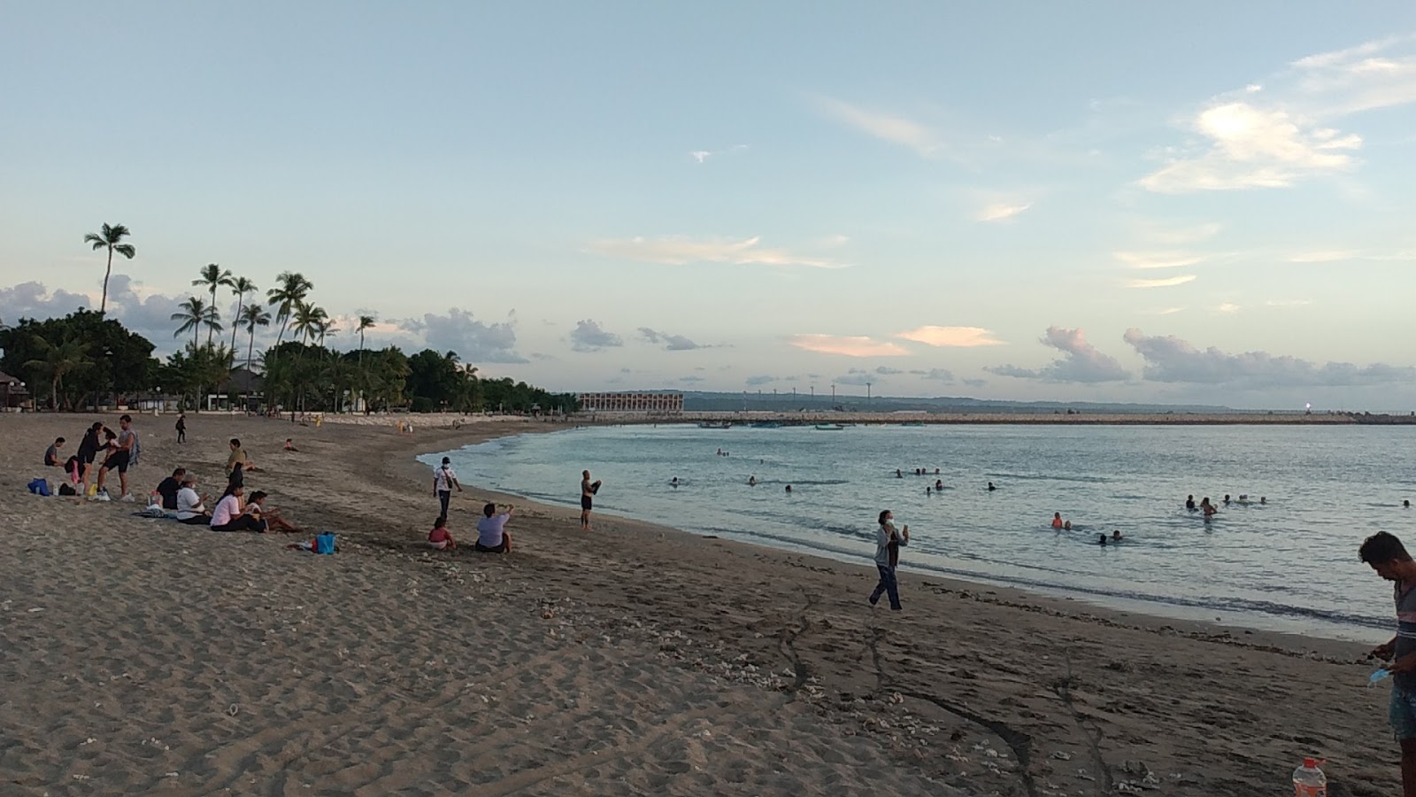 Foto de Melisan Beach con arena gris superficie
