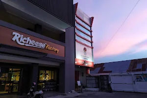 Richeese Factory Sudirman Palu image