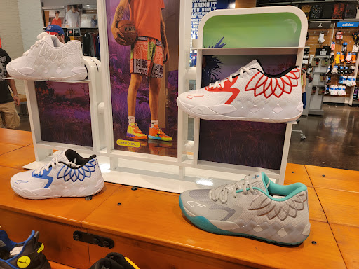 Clothing Store «Champs», reviews and photos, 205 E Broadway, Bloomington, MN 55425, USA