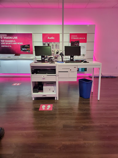 Cell Phone Store «T-Mobile», reviews and photos, 1745 County Road B2 W, Roseville, MN 55113, USA