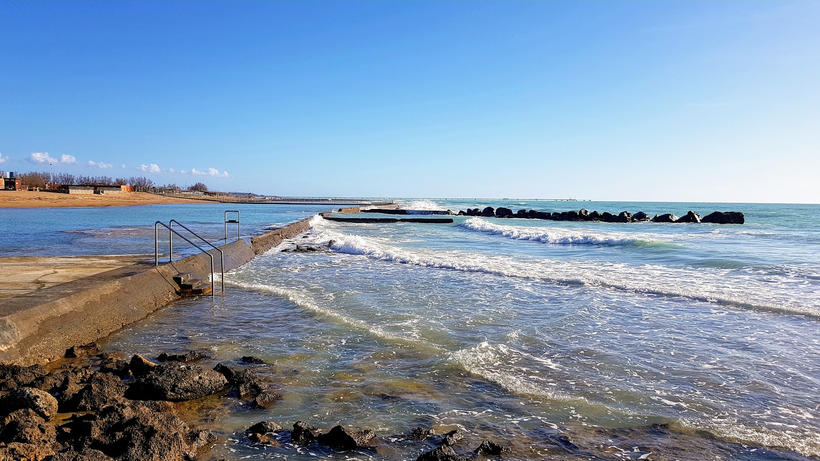 Foto de Lillatro beach con agua azul superficie