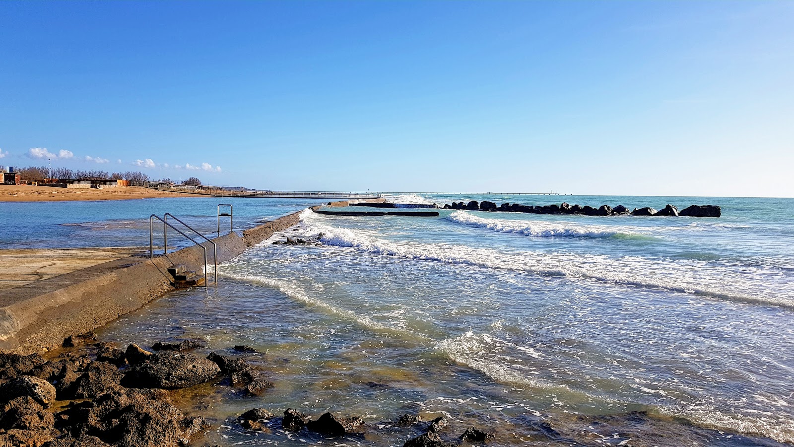 Zdjęcie Spiaggia di Rosignano Solvay z przestronna linia brzegowa