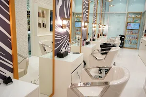 Mirrors Beauty Lounge image