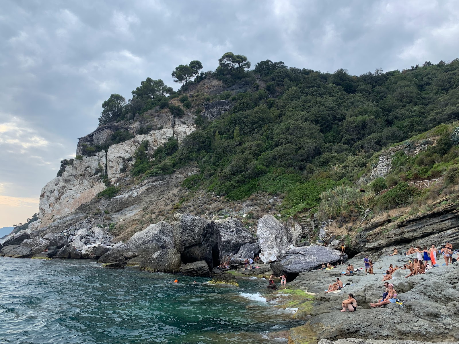 Falesia della Punta Bianca的照片 带有岩石覆盖表面