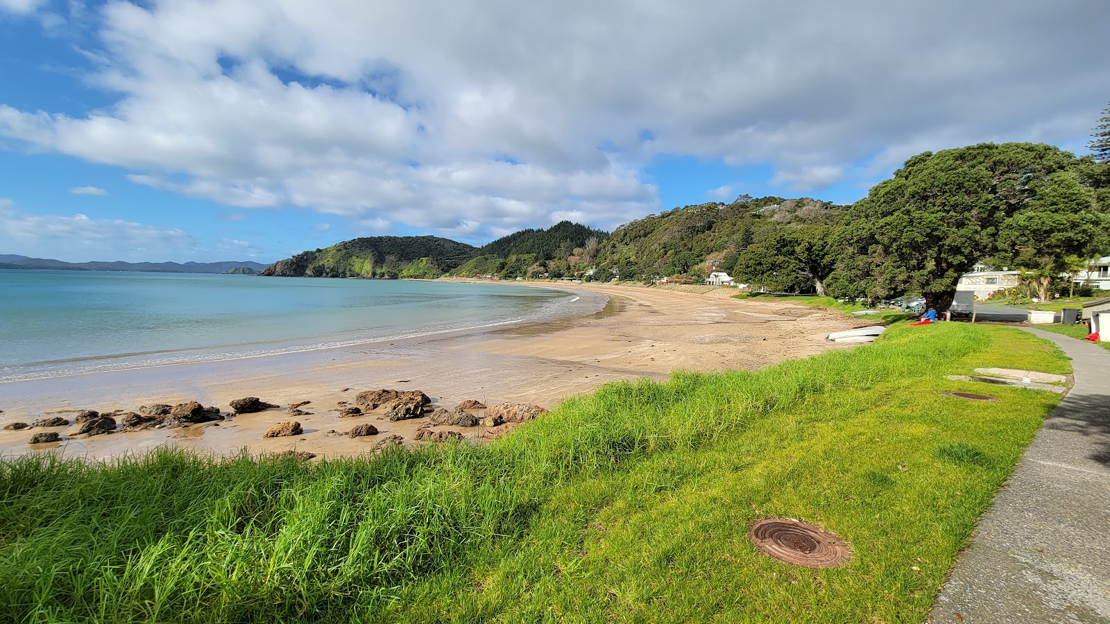 Photo de Oneroa Bay Beach avec moyenne baie