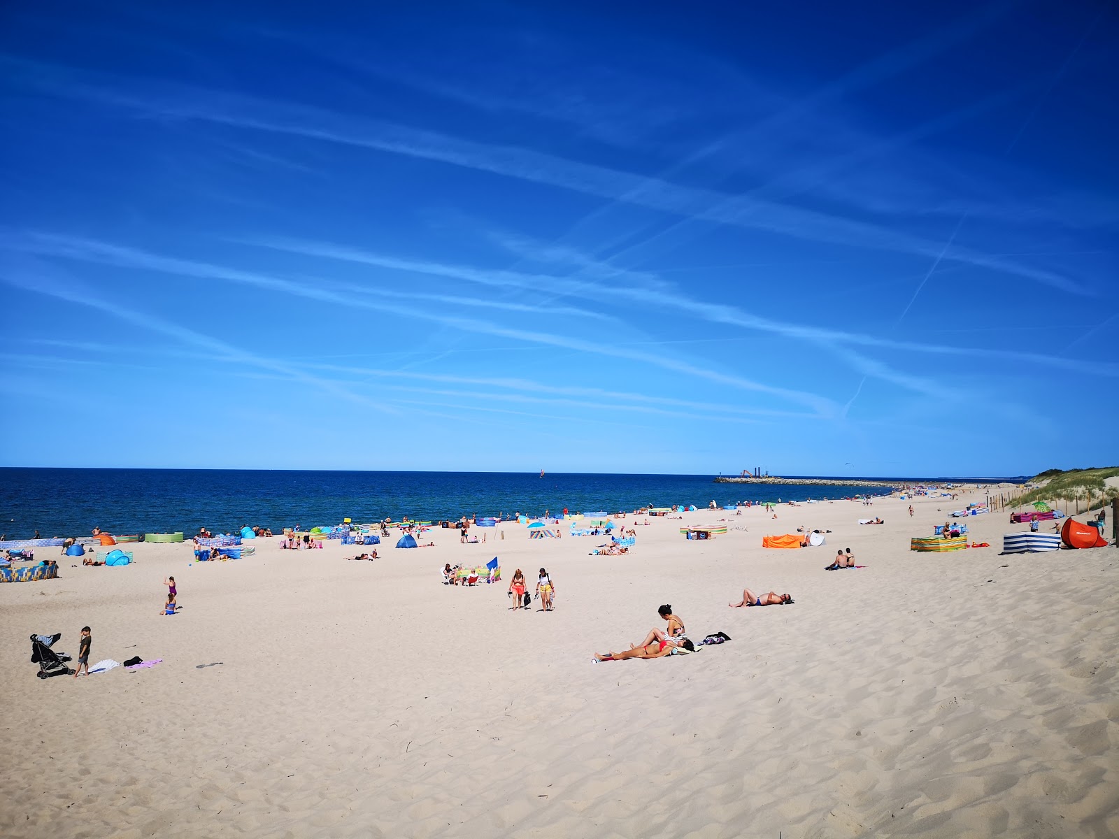 Western Ustka Beach的照片 带有碧绿色纯水表面