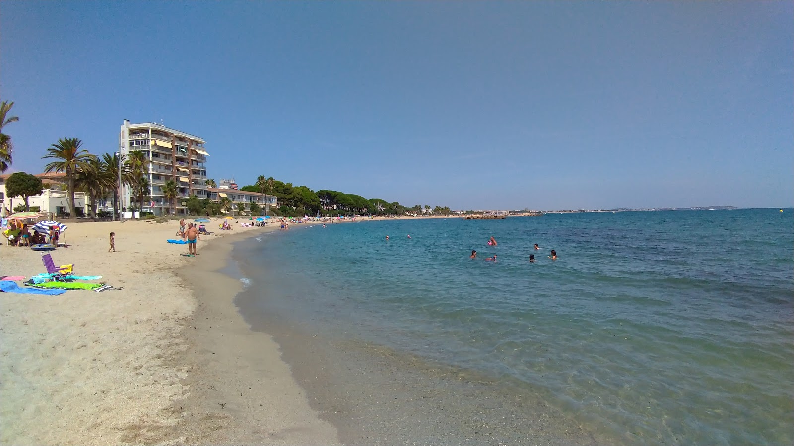 Fotografija Platja De l'Ardiaca z prostorni večplastni zalivi