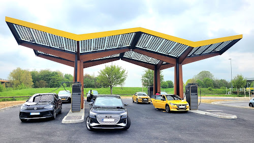 Borne de recharge de véhicules électriques Fastned Station de recharge Villers-Bretonneux
