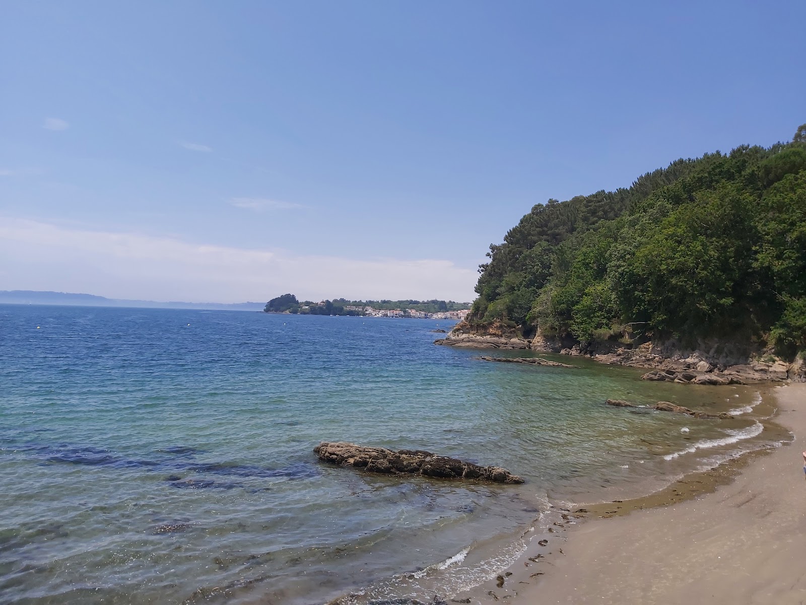 Playa de Almieiras'in fotoğrafı düz bir kıyı şeridi ile birlikte