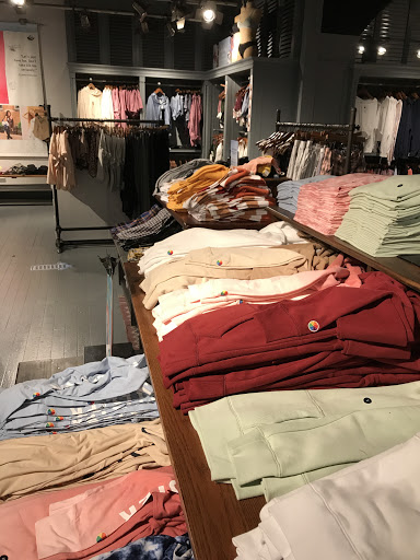 Clothing Store «Hollister Co.», reviews and photos, 647 Spectrum Center Dr, Irvine, CA 92618, USA