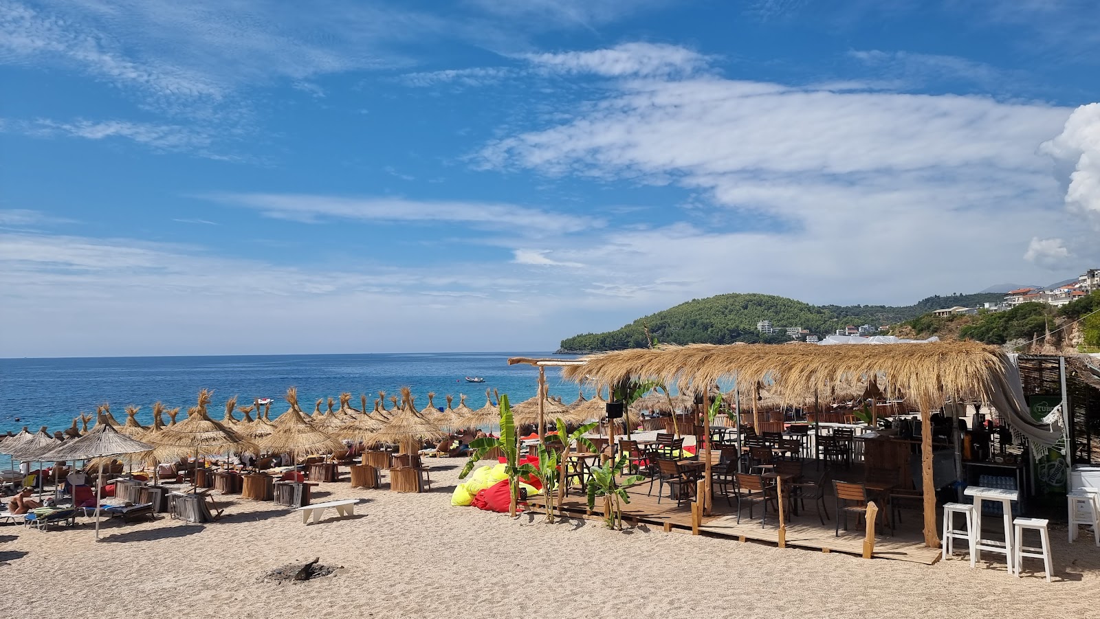 Potami Beach'in fotoğrafı geniş bir kıyı şeridi ile birlikte