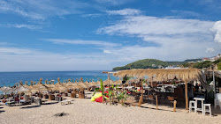 Potami Beach'in fotoğrafı geniş bir kıyı şeridi ile birlikte