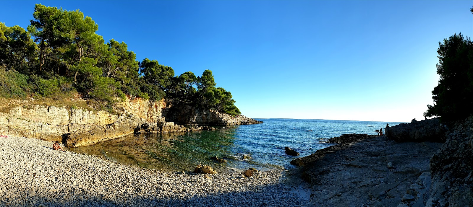 Stoja beach的照片 带有岩石覆盖表面