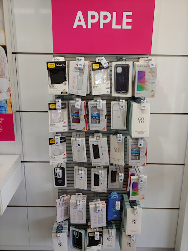 Cell Phone Store «T-Mobile», reviews and photos, 1920 Crest View Dr, Hudson, WI 54016, USA