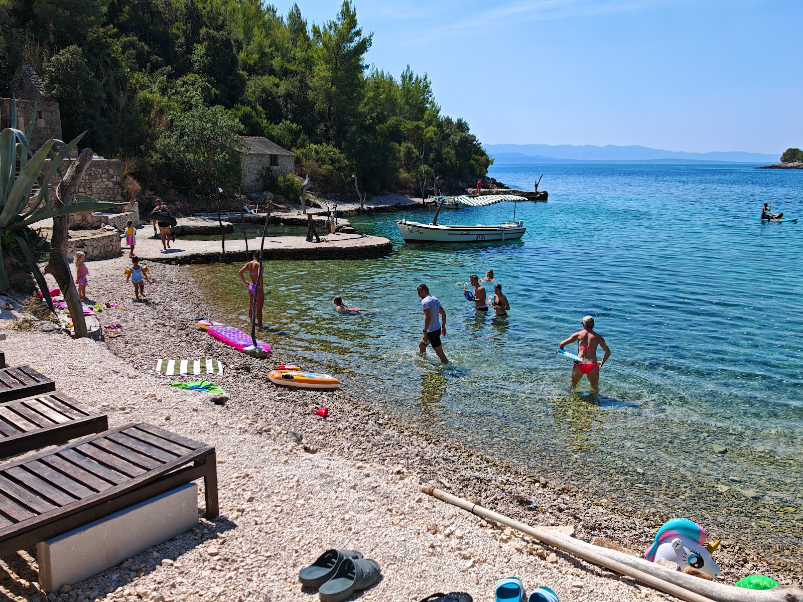 Foto di Beach Sucuraj con una superficie del ciottoli grigi
