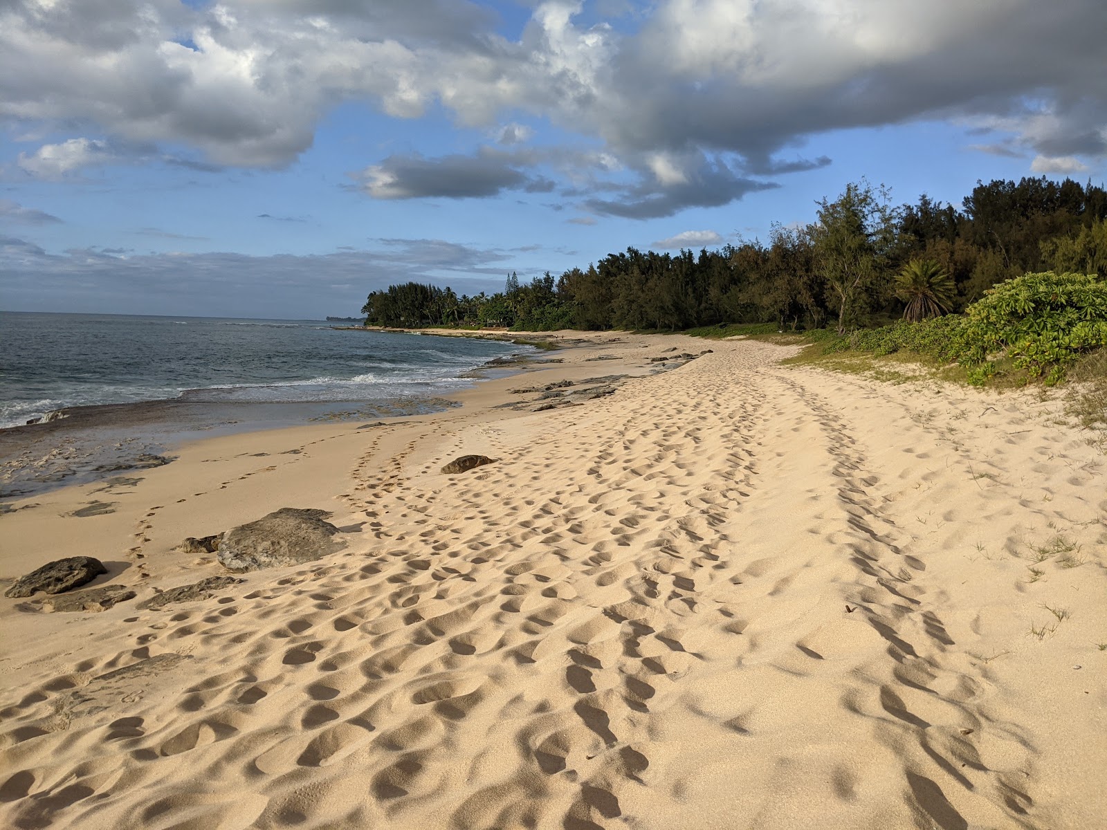 Foto de Kawailoa Beach com areia brilhante superfície