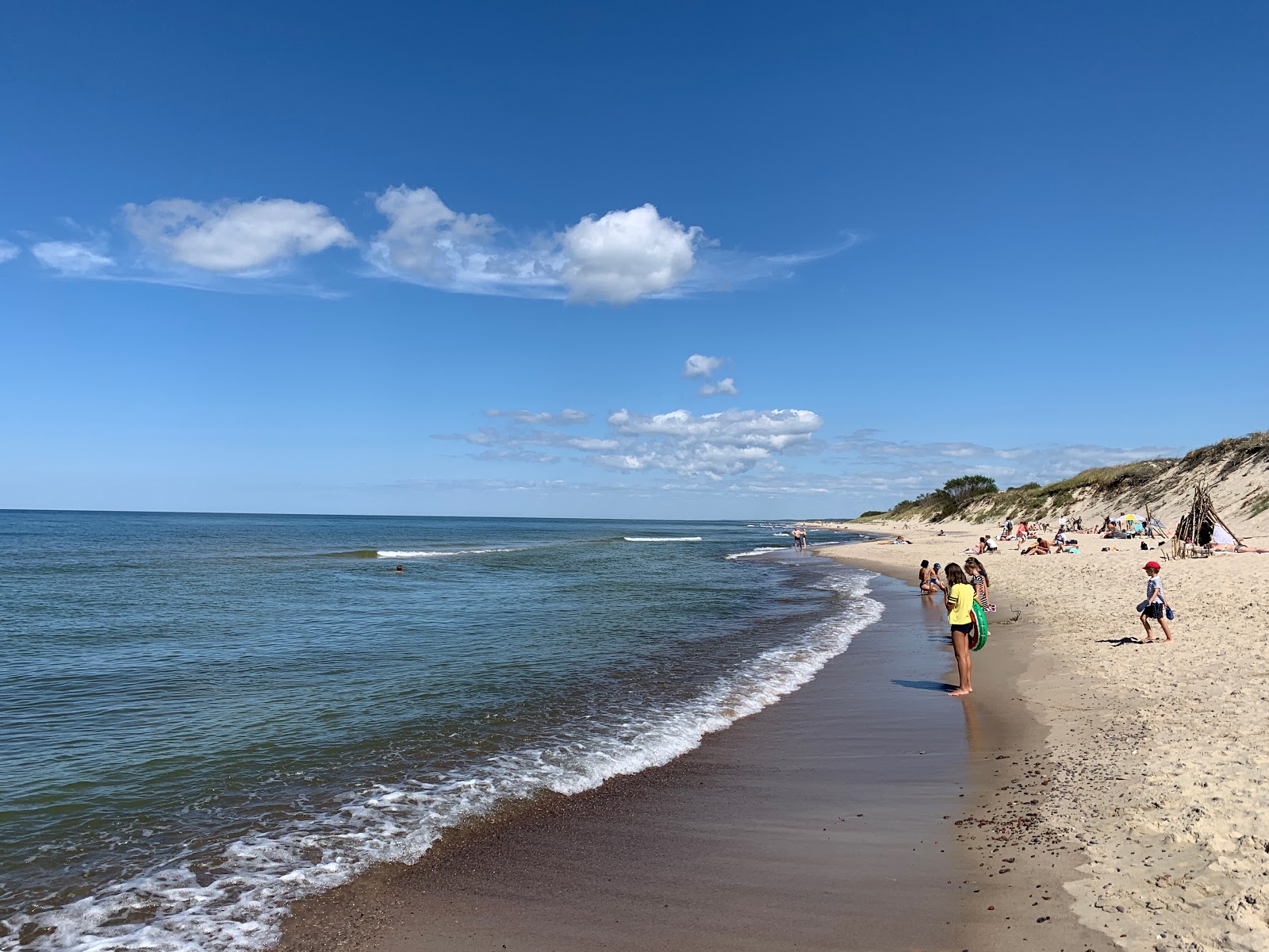 Foto di Efa beach con una superficie del sabbia luminosa