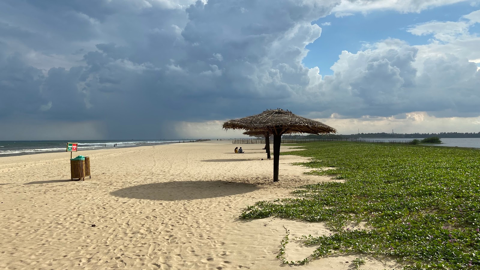 Fotografija Eden Beach z svetel fin pesek površino