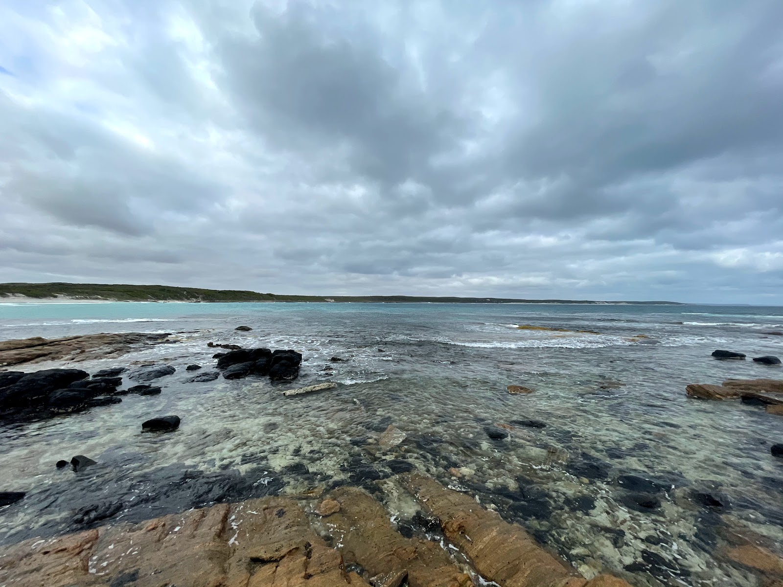 Quagi Beach'in fotoğrafı uçurumlarla desteklenmiş