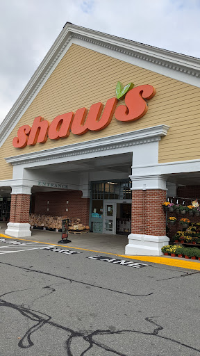 Shopping Mall «Aquidneck Shopping Centre», reviews and photos, 77 E Main Rd, Middletown, RI 02842, USA